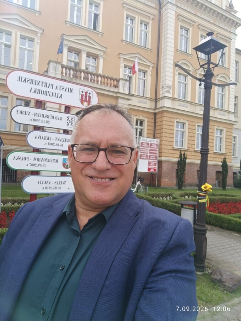 Jerzy Woźniewski podczas wizyty w Urzędzie Miejskim w Kluczborku w sprawie Zielonej Oazy 2.0