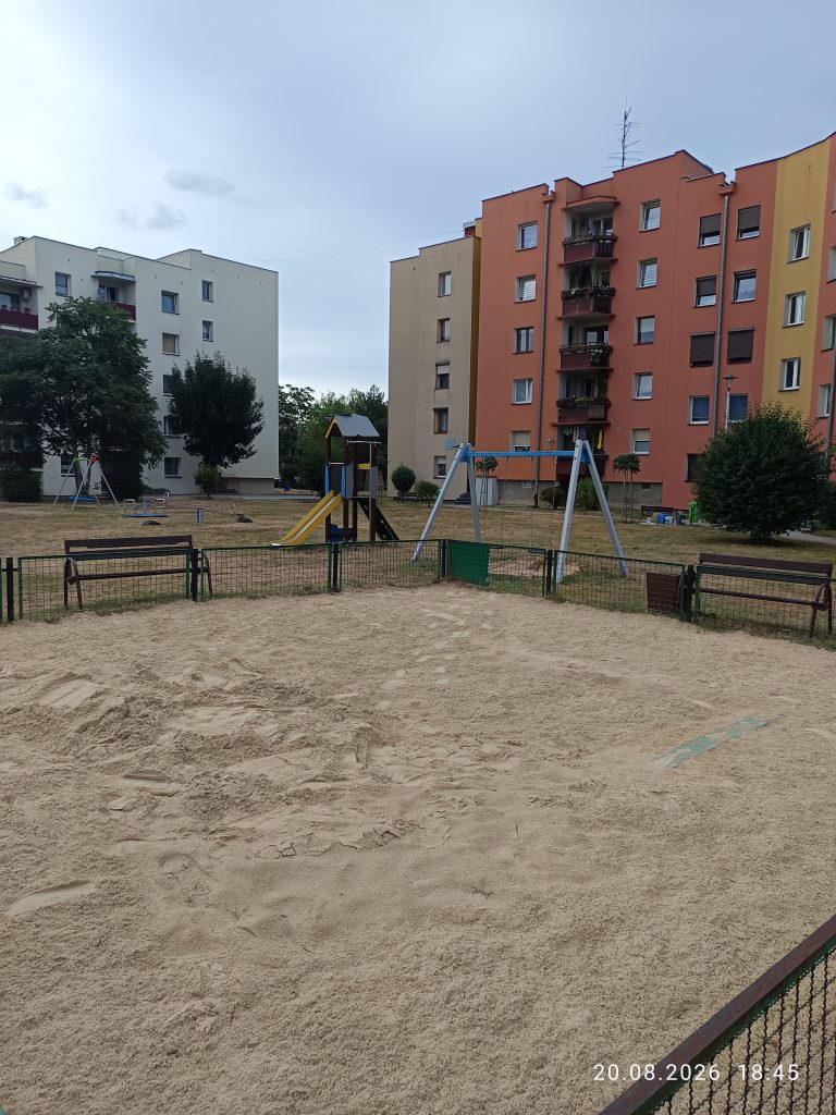 Piaskownica na placu zabaw SM Metalowiec w Kluczborku