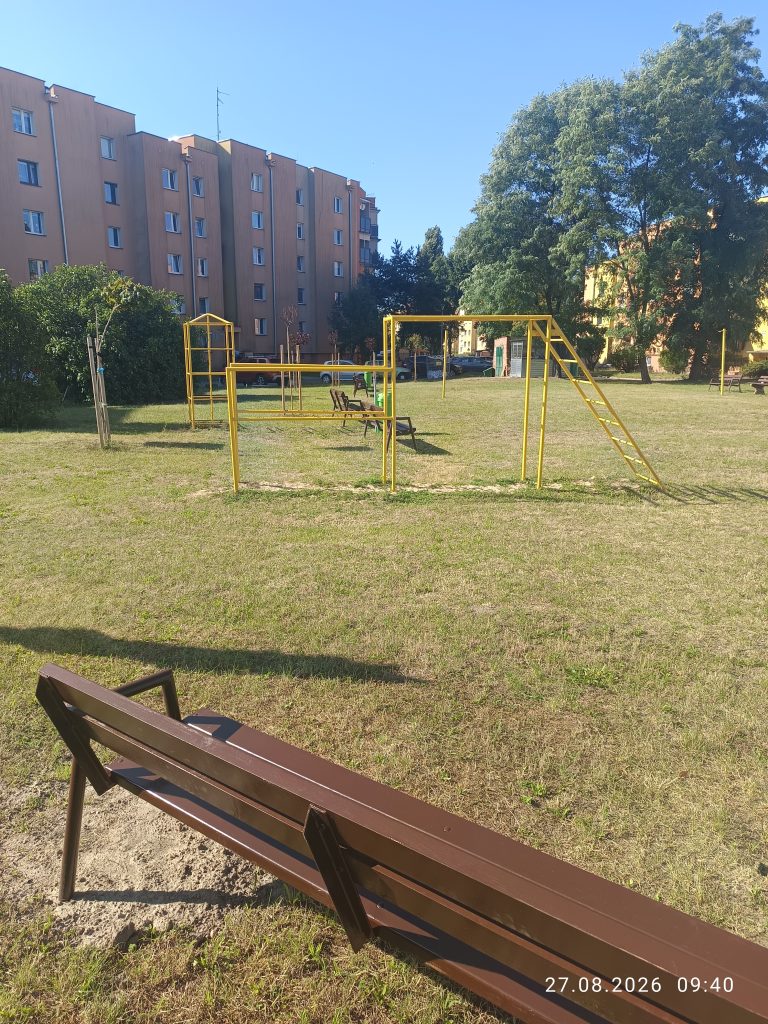 Spółdzielnie Mieszkaniowe Dom i Metalowiec w Kluczborku – plac zabaw Norwida 14–17