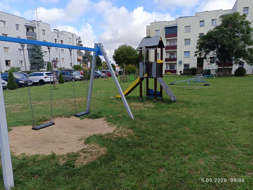 Plac zabaw Ossowskiego 27–35 w Kluczborku – widok całego placu zabaw
