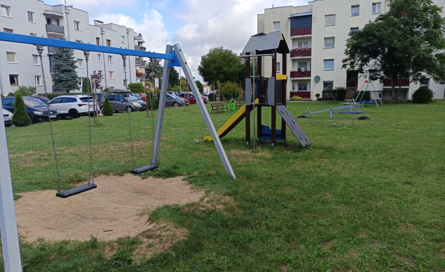 Plac zabaw Ossowskiego 27–35 w Kluczborku – widok całego placu zabaw