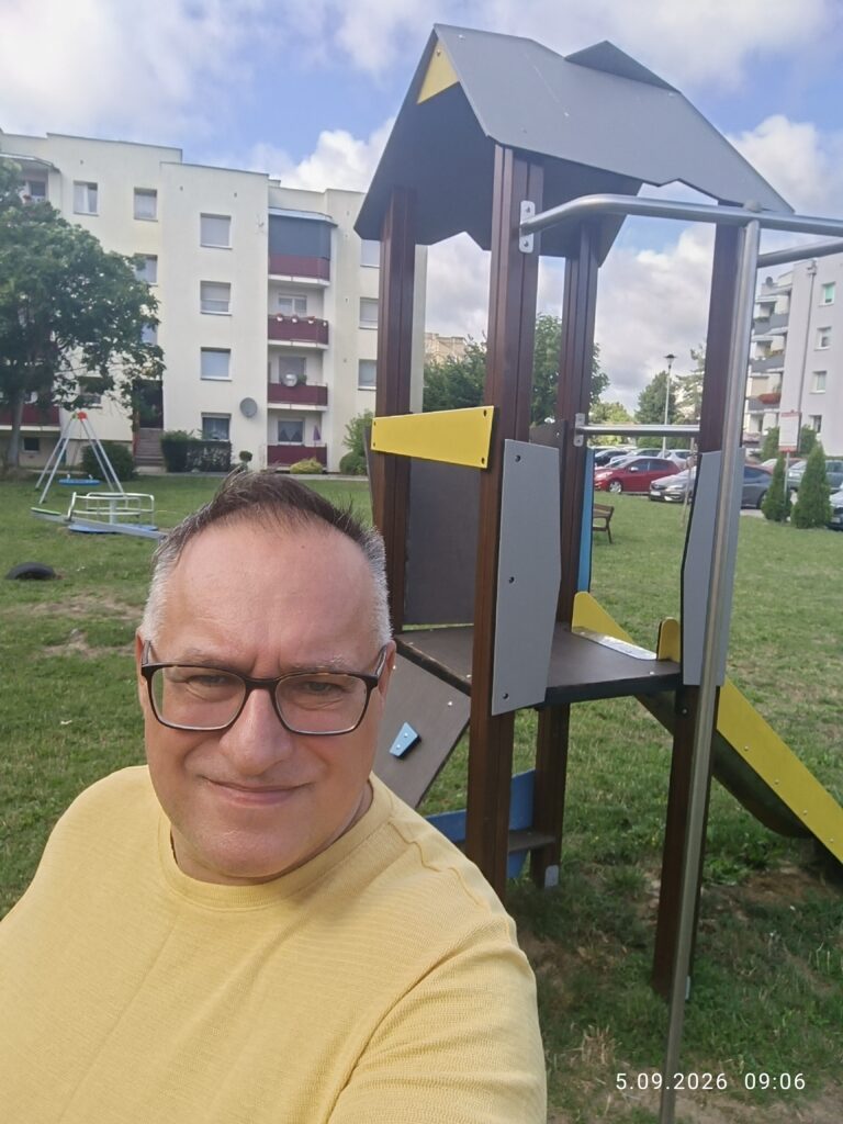 Jerzy Woźniewski na placu zabaw w Kluczborku we wrześniu 2026 roku