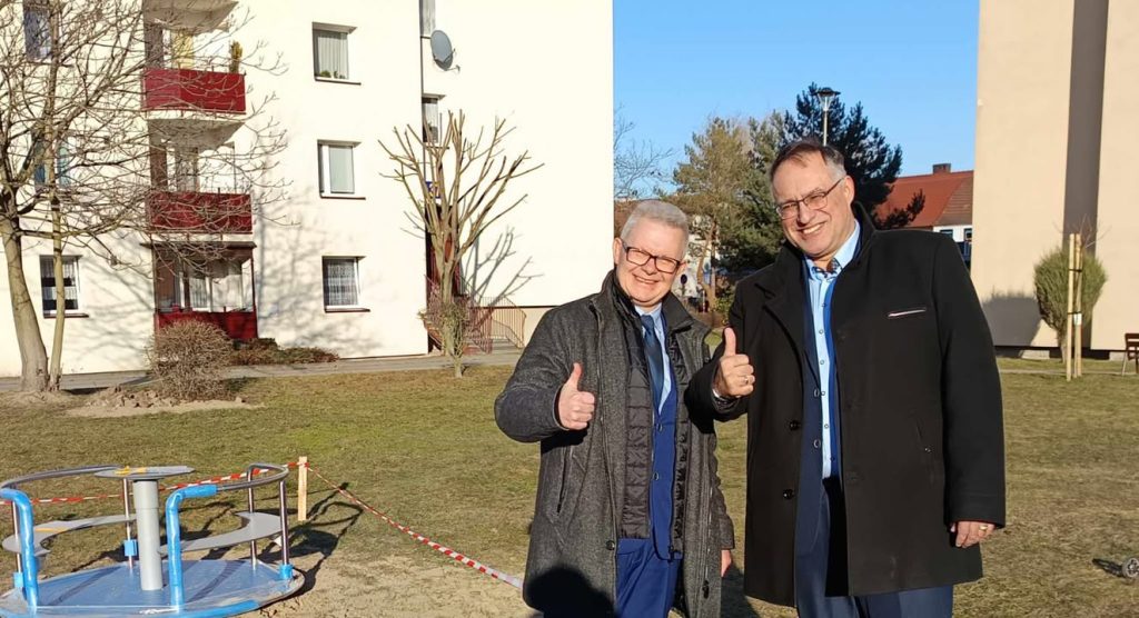 Krzysztof Adamski i Jerzy Woźniewski przy urządzeniu na placu zabaw w Kluczborku