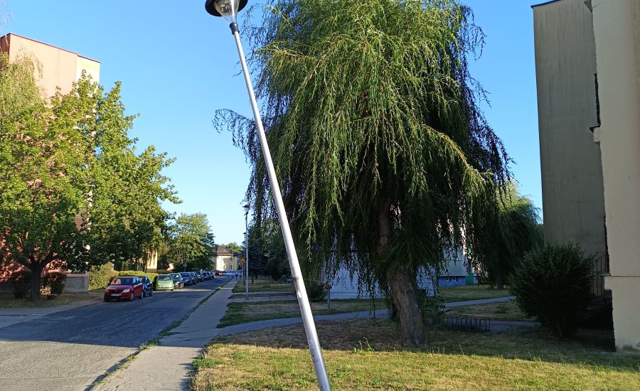 Uszkodzona latarnia w Kluczborku