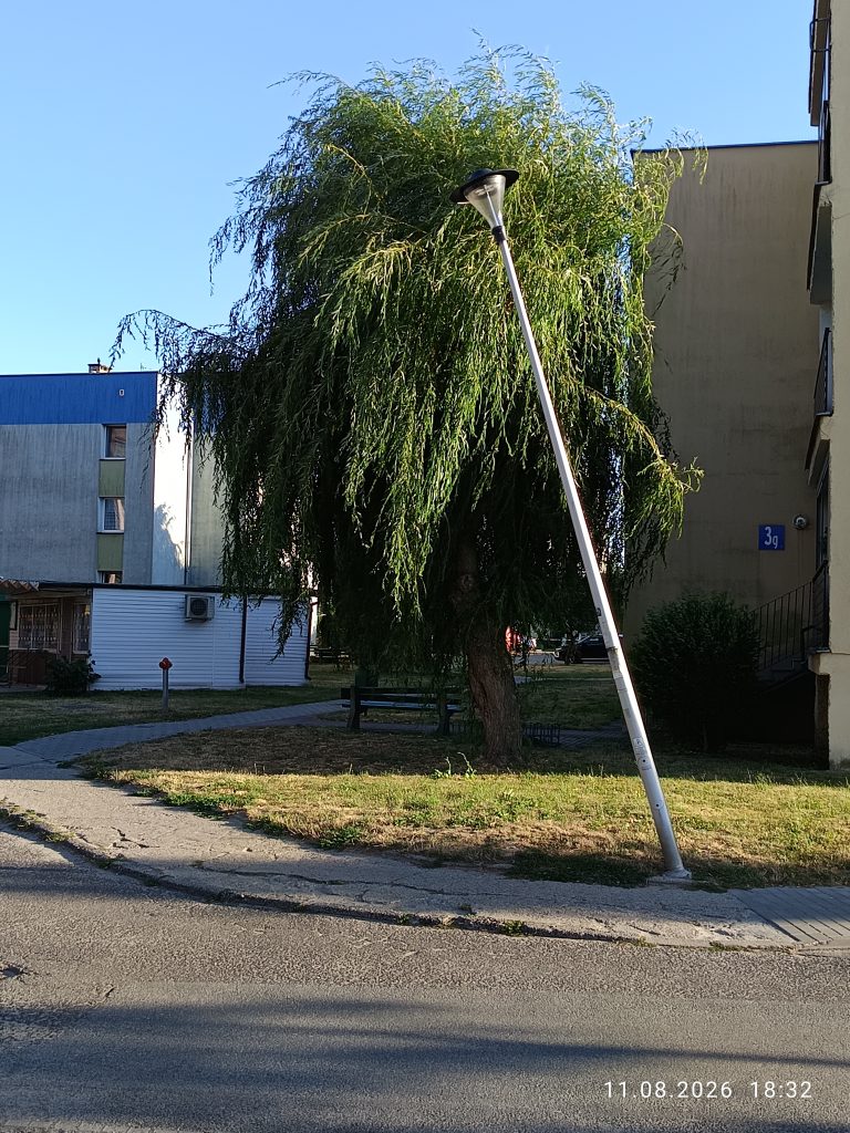 Uszkodzona latarnia w Kluczborku